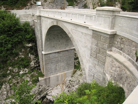Napoleon_Bridge_over_the_Soča_River,_Kobarid,_Slovenia