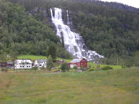 Tvindefossen_frå_E16