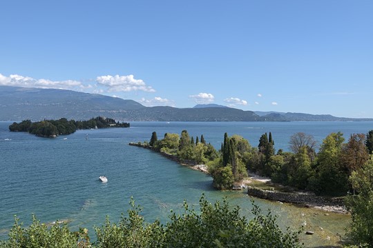 1280px-Lago_di_Garda_isola_Borghese